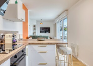 Fridge, microwave, oven, stovetop - Les Mathurins, F2 unique terrasse, parking et sport (Rouen)