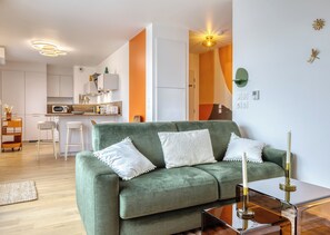 TV, books, stereo - Les Mathurins, F2 unique terrasse, parking et sport (Rouen)