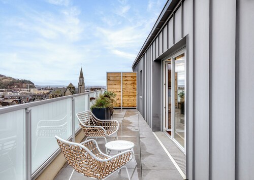 Les Mathurins, F2 unique terrasse, parking et sport