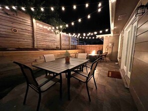 Outdoor dining - Prime Location! 2 King Bedrooms and Fenced Yard. Pet Friendly (Lexington)