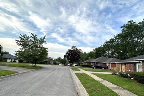 Property grounds - Railbird Festival Stay  7 Mi to Red Mile  2 King BR + Fenced Yard (Lexington)