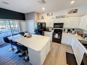 Fridge, microwave, oven, stovetop - Tinkerbells Suites, 4m Disney, 6/5.5 Large pool+Spa, 4 themed masters, pets (Kissimmee)