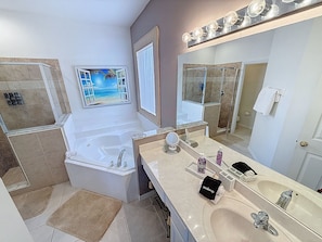 Hair dryer, towels, soap, shampoo - Tinkerbells Suites, 4m Disney, 6/5.5 Large pool+Spa, 4 themed masters, pets (Kissimmee)