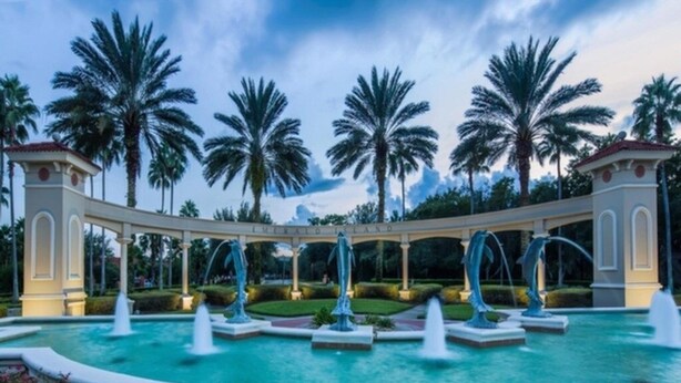A pool area with multiple fountains and palm trees in the background. - Tinkerbells Suites, 4m Disney, 6/5.5 Large pool+Spa, 4 themed masters, pets (Kissimmee)