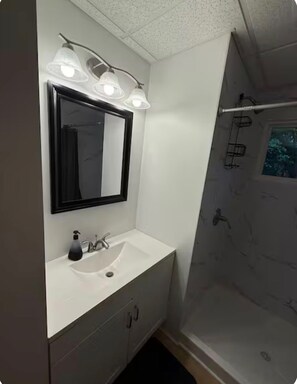 Douche, serviettes fournies, papier de toilette