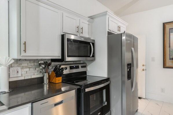 Private kitchen - Peaceful 3-bedroom farmhouse with AC in Kansas City (Kansas City)