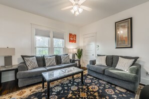 Living area - Peaceful 3-bedroom farmhouse with AC in Kansas City (Kansas City)