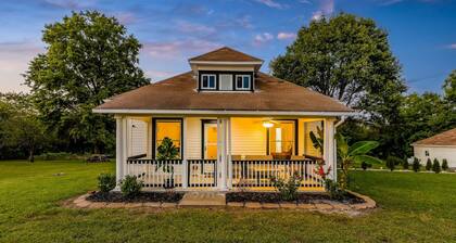 Peaceful 3-bedroom farmhouse with AC in Kansas City