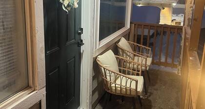 Cozy Aurora Retreat - Steps to Creamer’s Field