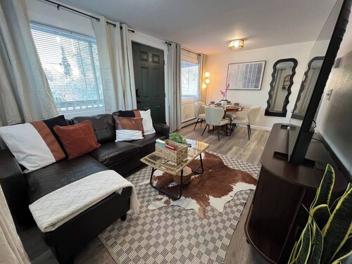 Cozy Aurora Retreat - Steps to Creamer’s Field