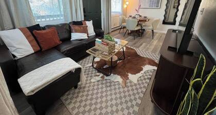 Cozy Aurora Retreat - Steps to Creamer’s Field