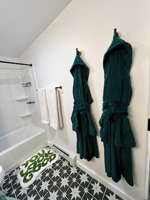 Secadora de cabello, toallas, jabón, papel de baño 