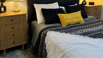 Een strijkplank/strijkijzer, wifi, beddengoed