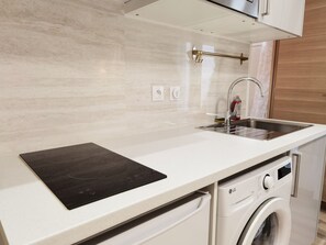 Réfrigérateur, micro-ondes, plaque de cuisson, cafetière/bouilloire