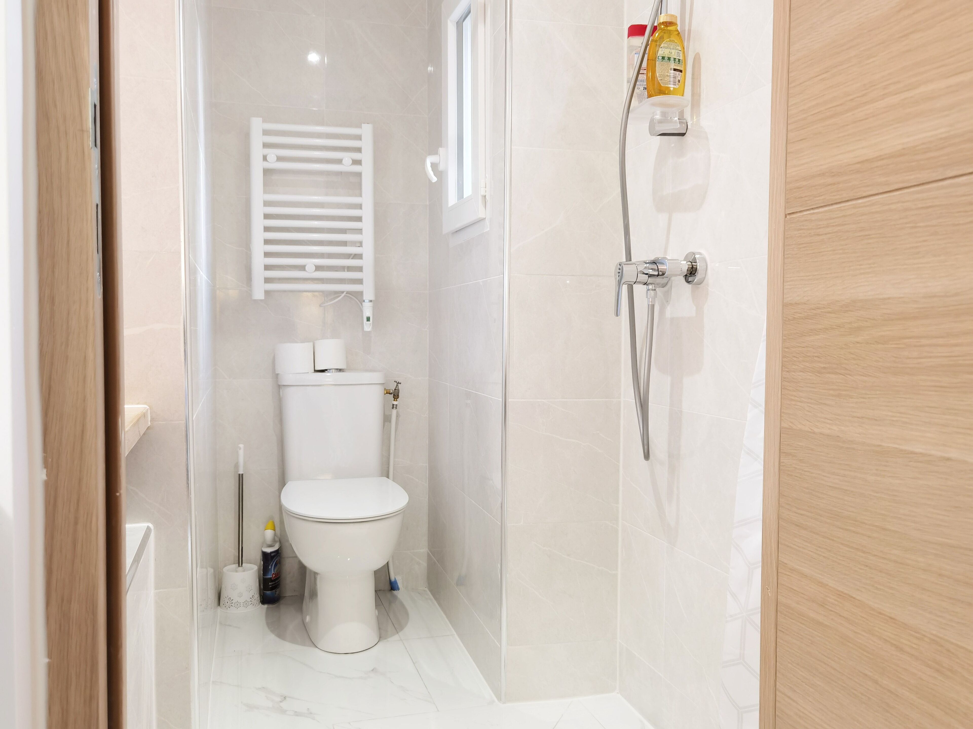 Een douche, een haardroger, handdoeken, zeep