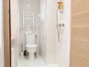 Shower, hair dryer, towels, soap - Modern Bright Studio near Parc de la Villette for2 (Paris)
