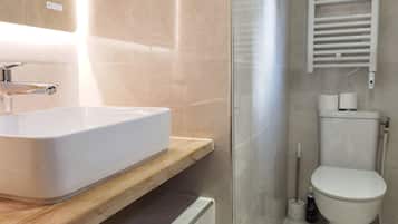 Een douche, een haardroger, handdoeken, zeep