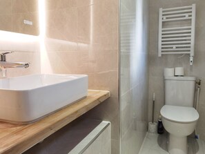 Shower, hair dryer, towels, soap - Modern Bright Studio near Parc de la Villette for2 (Paris)
