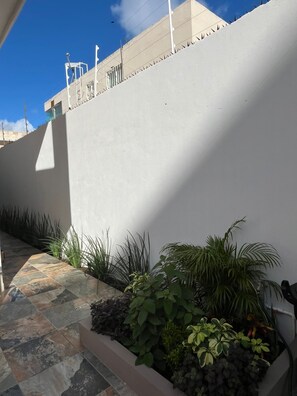 Property grounds - New Modern Studio in Prime Cancún Area. Walk to Plaza Americas, Tajamar, Shops, (Cancun)