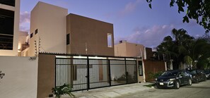Exterior - New Modern Studio in Prime Cancún Area. Walk to Plaza Americas, Tajamar, Shops, (Cancun)