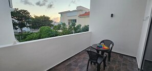 Outdoor dining - New Modern Studio in Prime Cancún Area. Walk to Plaza Americas, Tajamar, Shops, (Cancun)