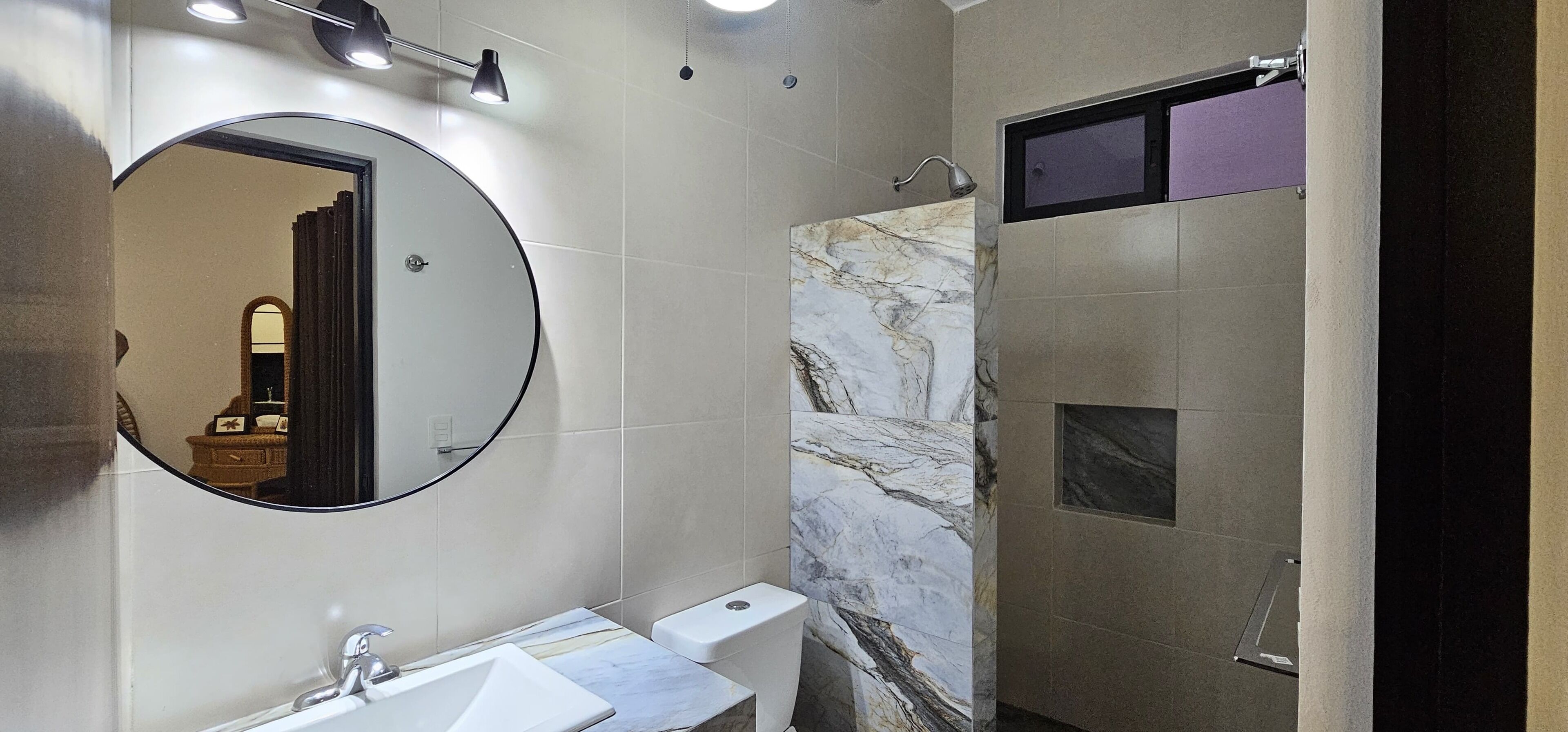 Douche, sèche-cheveux, serviettes fournies, savon
