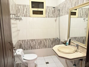 Shower, towels, soap, shampoo - Akarem Ishbilia Serviced Apartments (Riyadh)