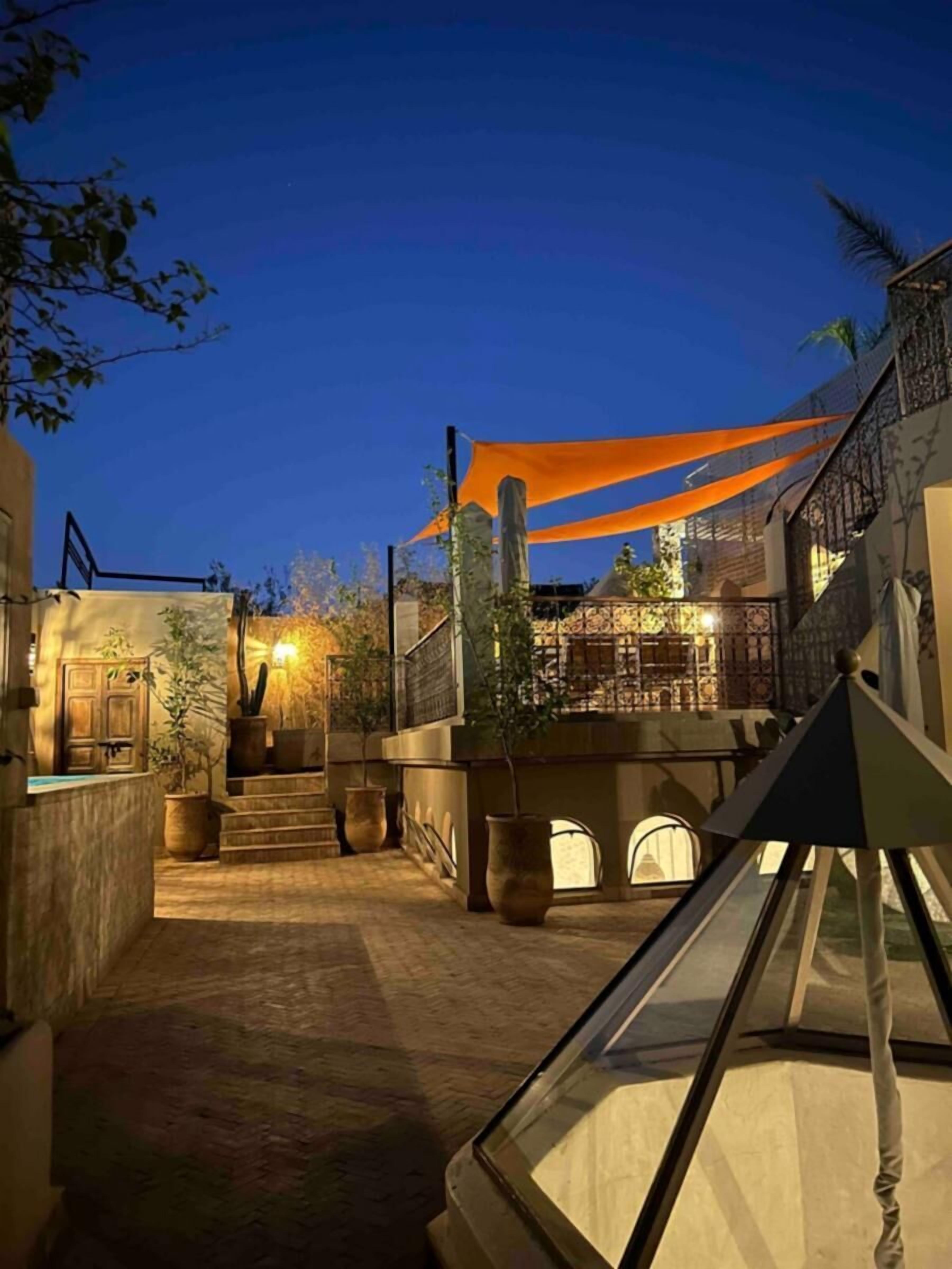 المنطقة المحيطة بالمنشأة