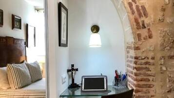 Iron/ironing board, WiFi, bed sheets