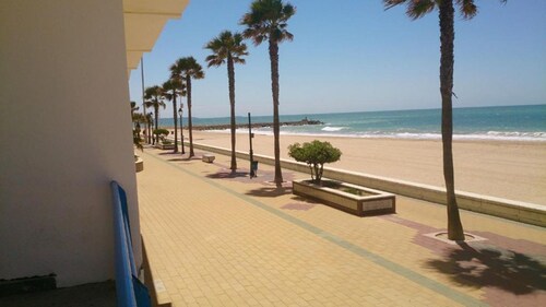 APARTAMENTO CON TERRAZA A 100 METROS PLAYA DE LA COSTILLA EN ROTA. CADIZ
