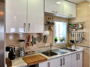 Fridge, microwave, oven, stovetop - APARTAMENTO CON TERRAZA A 100 METROS PLAYA DE LA COSTILLA EN ROTA. CADIZ (Rota)