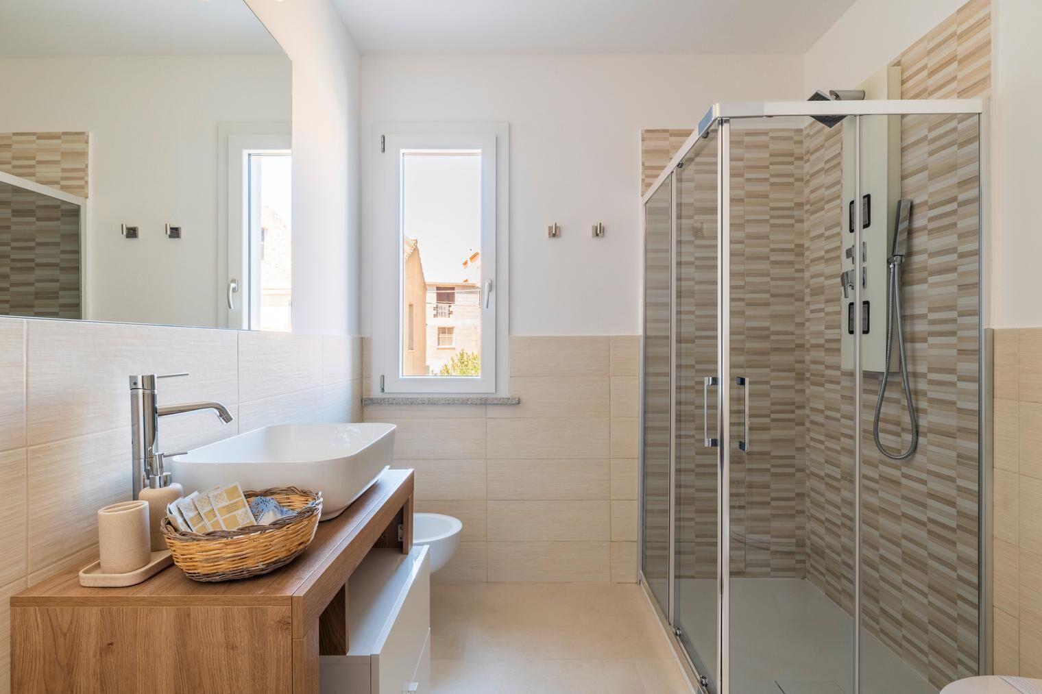 Haartrockner, Bidet, Handtücher, Seife