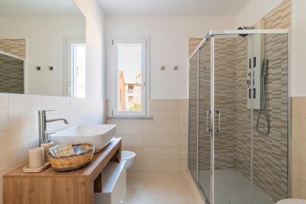 Haartrockner, Bidet, Handtücher, Seife