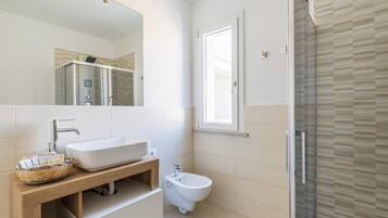 Haartrockner, Bidet, Handtücher, Seife