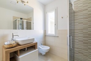 ヘアドライヤー、ビデ、タオル、石鹸