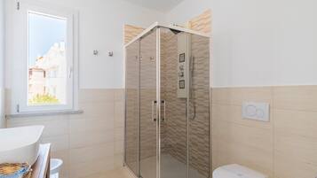 Sèche-cheveux, bidet, serviettes fournies, savon