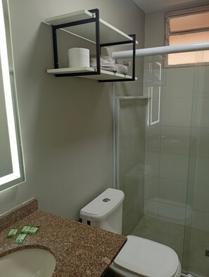 Hair dryer, towels, soap, toilet paper - Studio Barreto Leme 12 (Campinas)