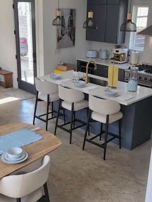 Fridge, microwave, oven, stovetop - 'Welcome to Luxury at its Finest,' Your Private Oasis Awaits. (Austin)