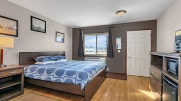 Rom – standard, 1 kingsize-seng, ikke-røyk | Skrivebord, skrivebord for bærbar PC og blendingsgardiner