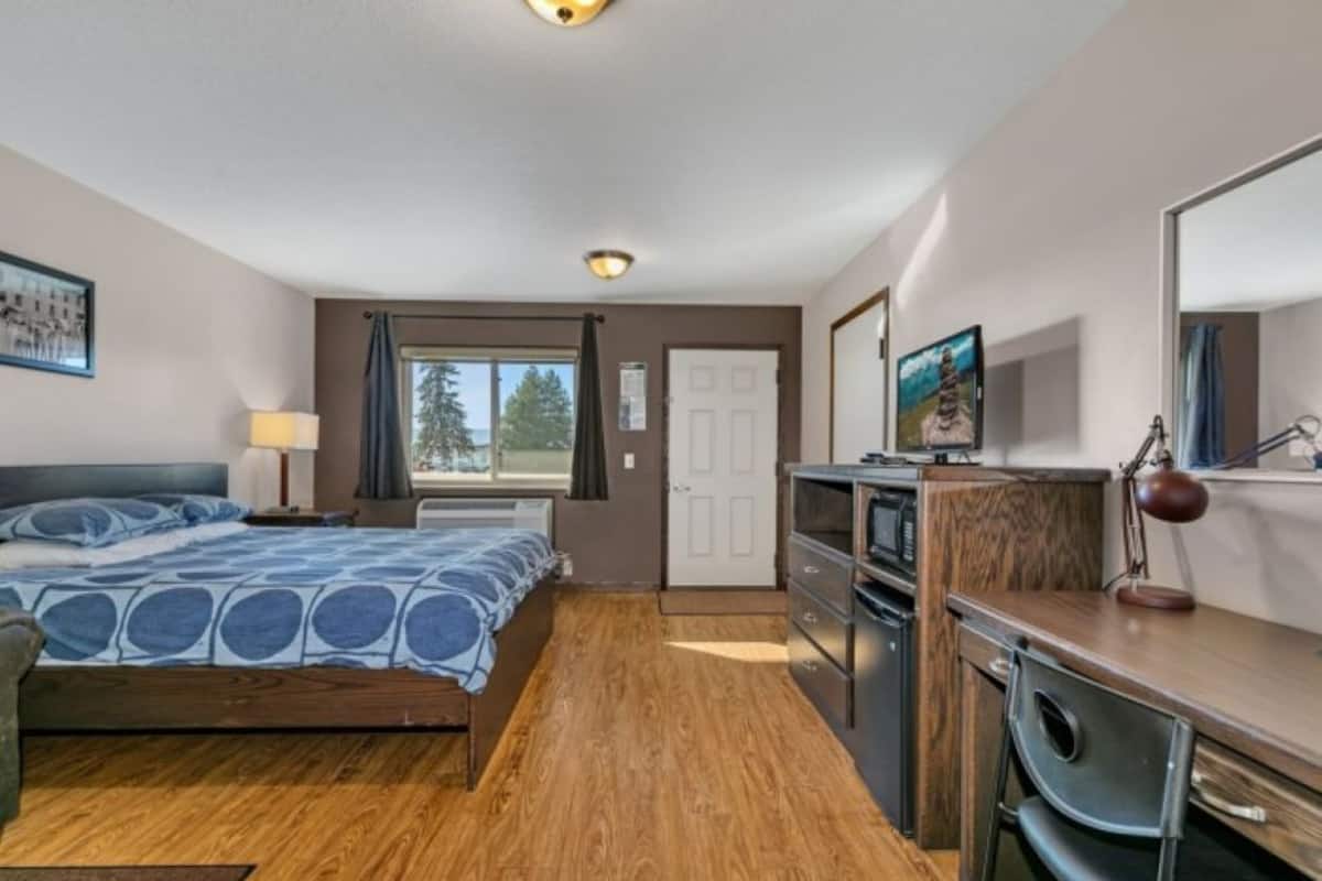 Rom – standard, 1 kingsize-seng, tilpasset bevegelseshemmede, ikke-røyk | Skrivebord, skrivebord for bærbar PC og blendingsgardiner