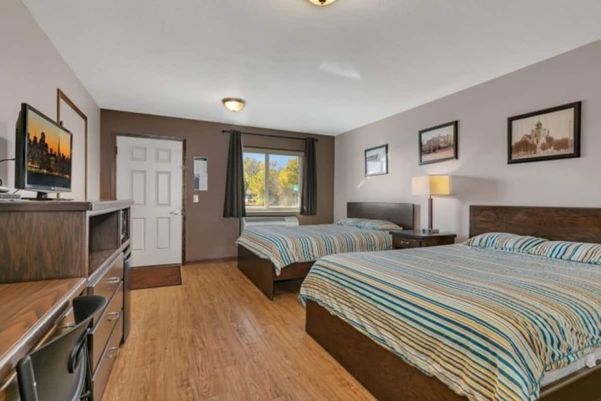 Dobbeltrom – classic, 2 queensize-senger, ikke-røyk | Skrivebord, skrivebord for bærbar PC og blendingsgardiner