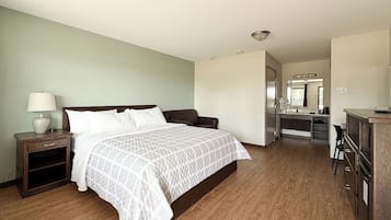 Standard Room, 1 King Bed, Non Smoking | Desk, laptop workspace, blackout drapes, iron/ironing board