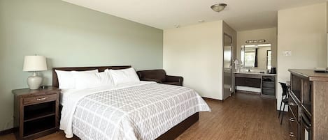 Escritorio, espacio para trabajar con laptop y cortinas blackout