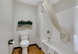 Hair dryer, towels, soap, shampoo - The Trail Inn - Eden Valley MN (Eden Valley)