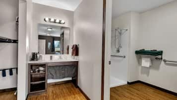 Standard Room, 1 King Bed, Mobility Accessible, Non Smoking | Bathroom | Hair dryer, towels, soap, shampoo
