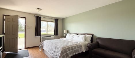 Standard-huone, 1 suuri parisänky, tupakointi kielletty | Työpöytä, kannettavalle tietokoneelle sopiva työtila, pimennysverhot