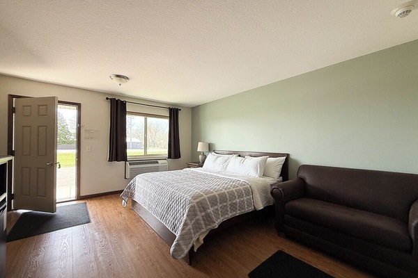 Standard Room, 1 King Bed, Non Smoking | Desk, laptop workspace, blackout drapes, iron/ironing board (on request)