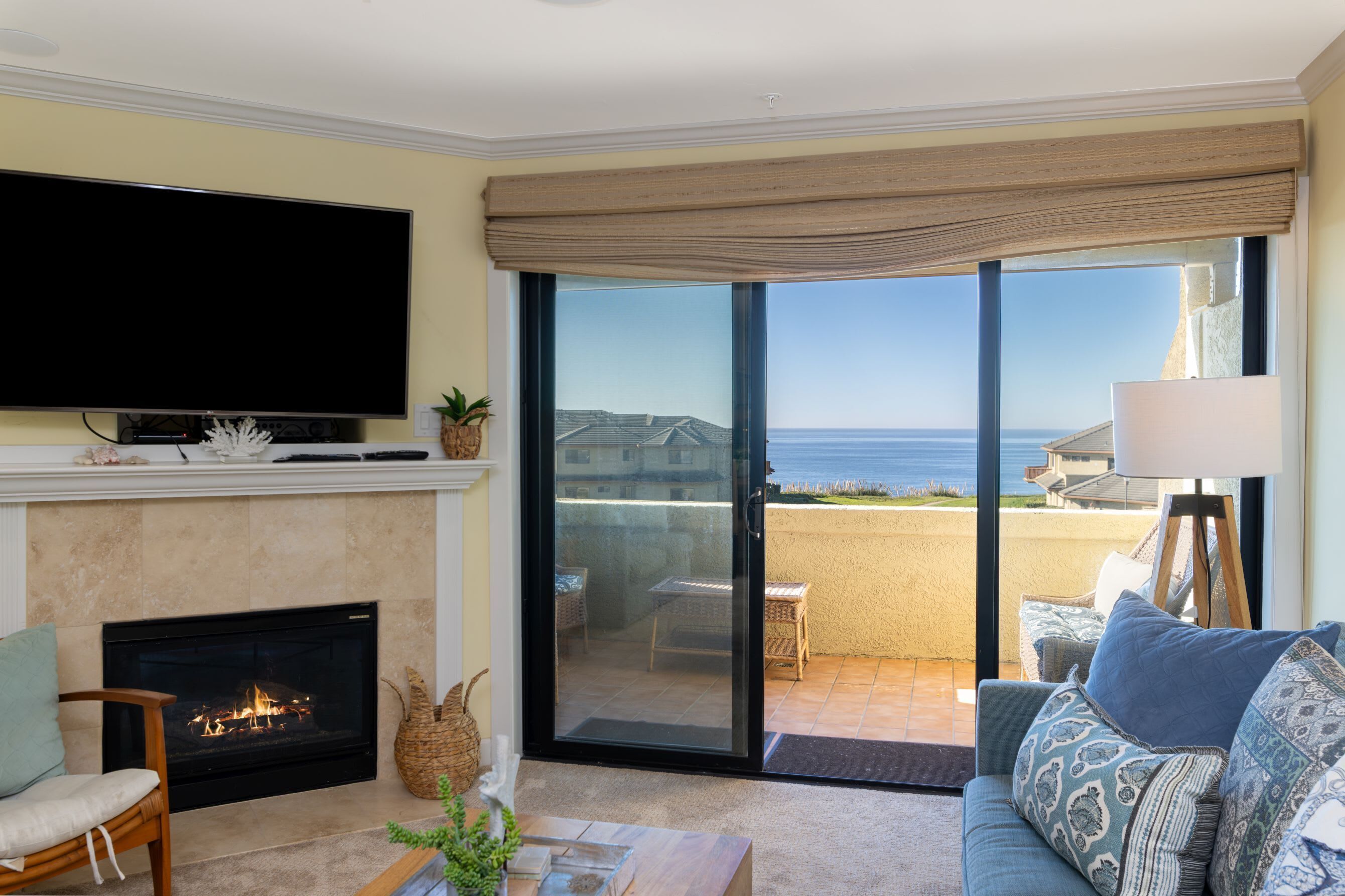 Télévision, cheminée, espaces bureaux