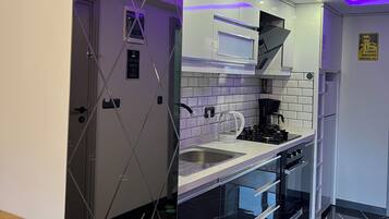 Comfort Studio Suite, City View | Private kitchen | Full-size fridge, oven, stovetop, cookware/dishes/utensils