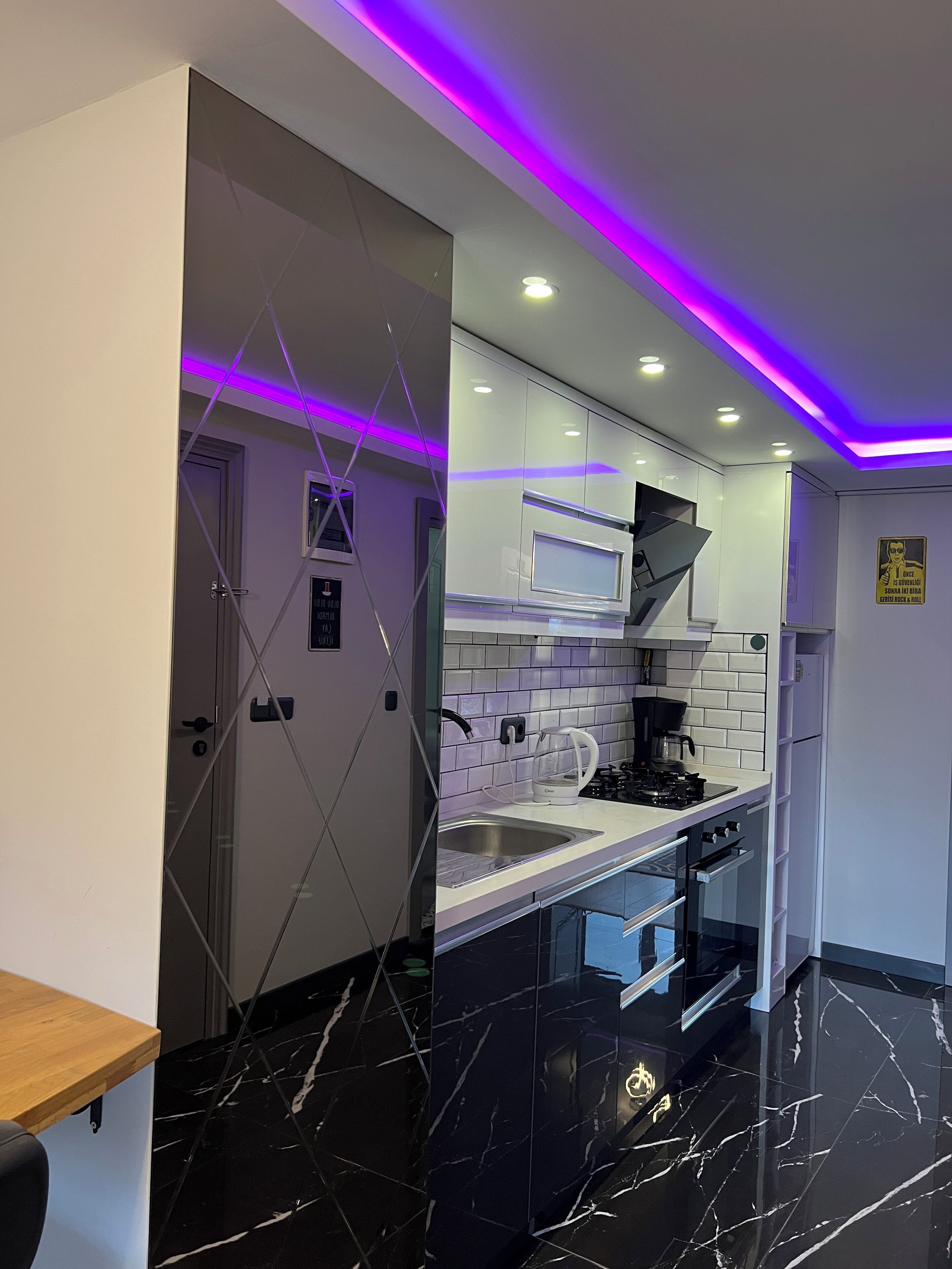 Deluxe Condo, City View | Private kitchen